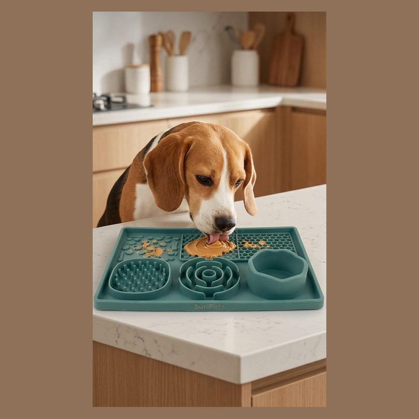 Perro lamiendo la alfombrilla en la cocina